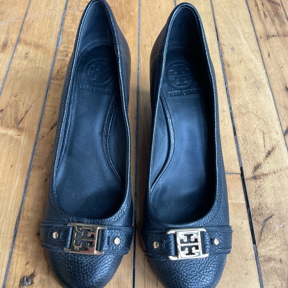 Tory Burch Black Leather Ambrose Logo Embellished Wedge - Picture 2 of 4